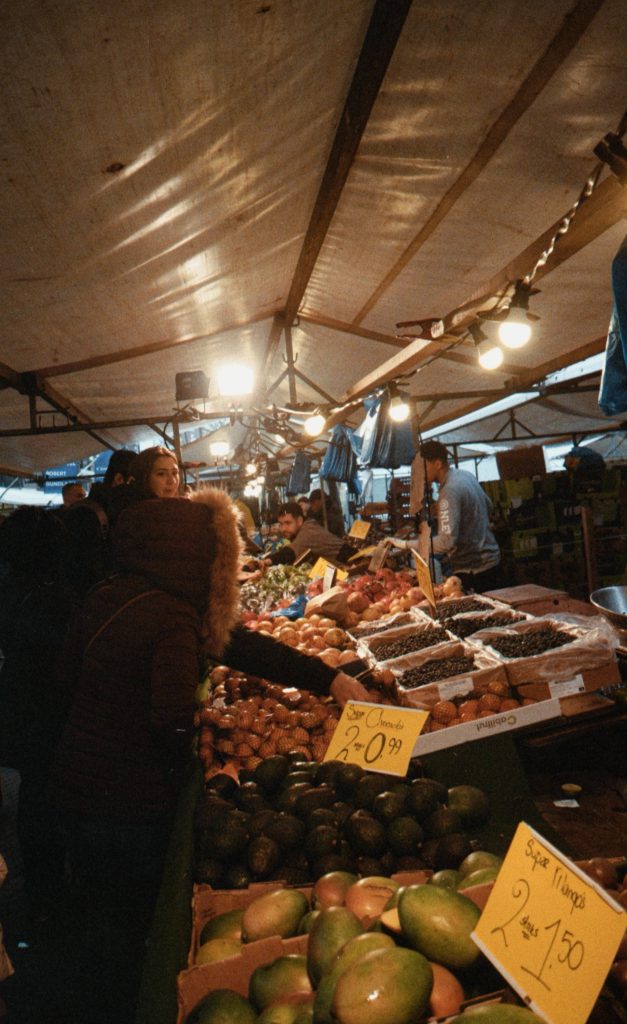 Wat is jullie favoriete kraam op de Binnenrotte markt? #bakjepleur ☕️

📸 Fuji DL-300
🎞 Kodak colorplus C 200