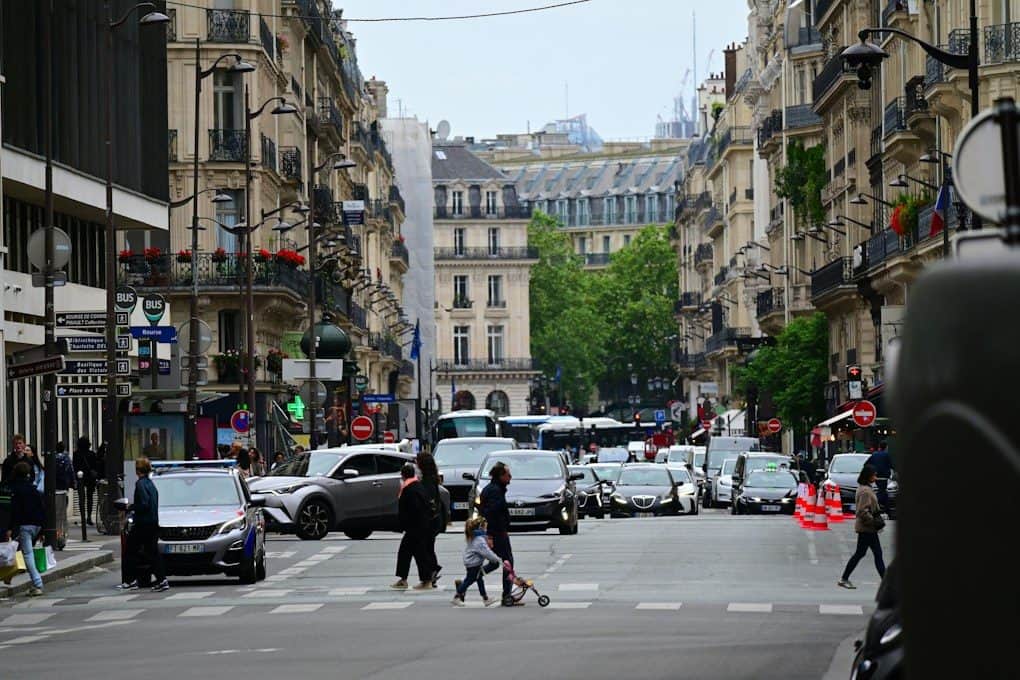 A city street filled with lots of traffic